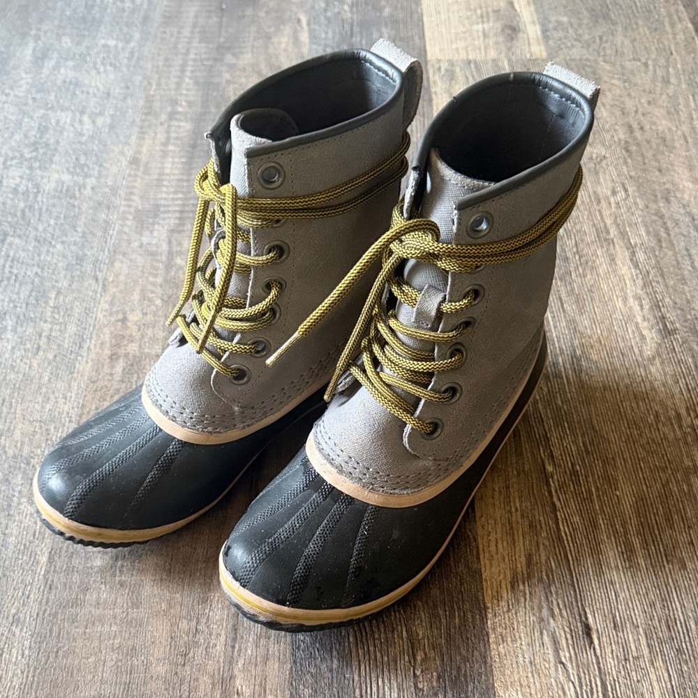 Sorel Women's Black and Gray Lace-Up Boots